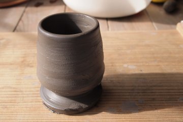 With the help of the Bizen Pottery School teachers, I made my own small cup