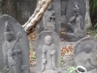 Some small Buddhist statues by the entrance