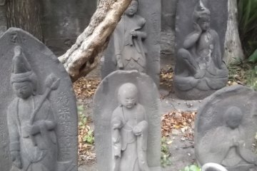 Some small Buddhist statues by the entrance