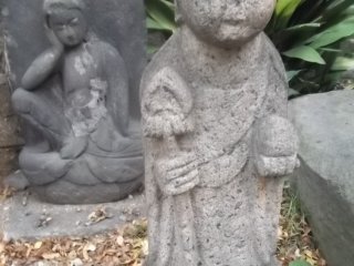 Những bức tượng khác bên trong đền