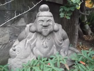 Bức tượng vui vẻ này ở gần ngay cổng
