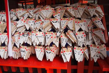 <p>Храм Фушими Инари. Стол исполнения желаний, написанных на бумажных лисьих мордочках.</p>