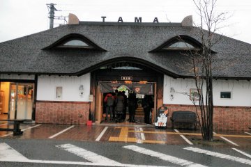 ด้านหน้าของสถานีคิชิ (Kishi) หรือที่หลายคนรู้จักกันในชื่อ สถานีแมวเหมียว 