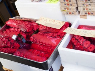 Pasar Tsukiji memperjual-belikan sekitar 450 jenis ikan yang berbeda setiap harinya