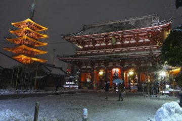 <p>Snowfall at Asakusa</p>