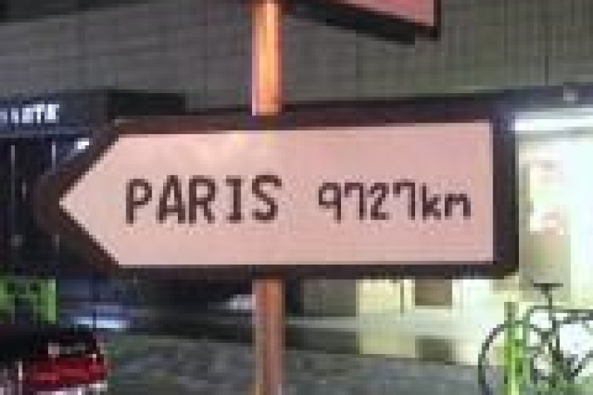 路地の前にある看板。パリまでの距離が書かれています。