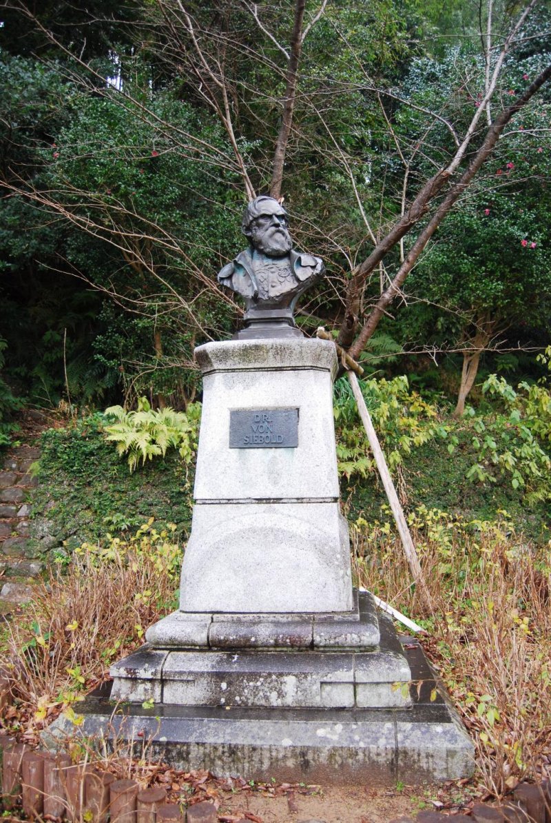 Памятник Зибольду перед Мемориальным музеем Зибольда в Нагасаки