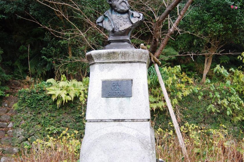 Памятник Зибольду перед Мемориальным музеем Зибольда в Нагасаки