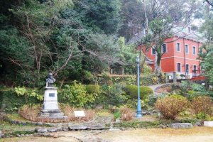 Мемориальный музей Зибольда в Нагасаки - маленький сад напротив двухэтажного здания