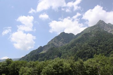 <p>Towering mountains along the trail</p>