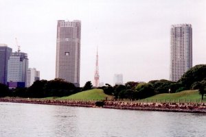 La tour de Tokyo vue depuis la rivi&egrave;re Sumida
