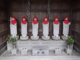 Six Buddhist statues by the gate