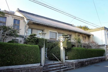 The merchant's house next to the Yokan has a slightly convex roof. This style is rarely seen outside of Kyoto.