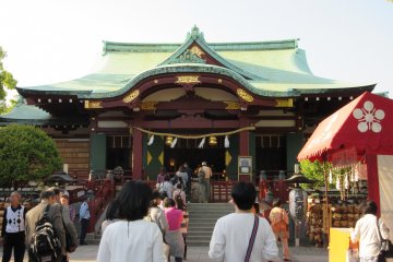 Many people visit Kameido Tenjin shinto shrine to pray