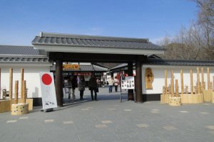 The entrance to the Sakura-no-baba Josaien complex