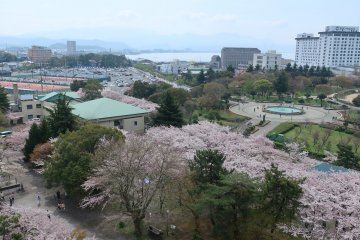 จากซ้ายไปขวา: สนามเทนนิส, น้ำพุดนตรี และโรงแรม Nagahama Royal 