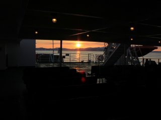 ดวงอาทิตย์ท่ามกลางกรอบรูปของเครื่องยนต์บนเรือข้ามฟาก
