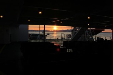 ดวงอาทิตย์ท่ามกลางกรอบรูปของเครื่องยนต์บนเรือข้ามฟาก