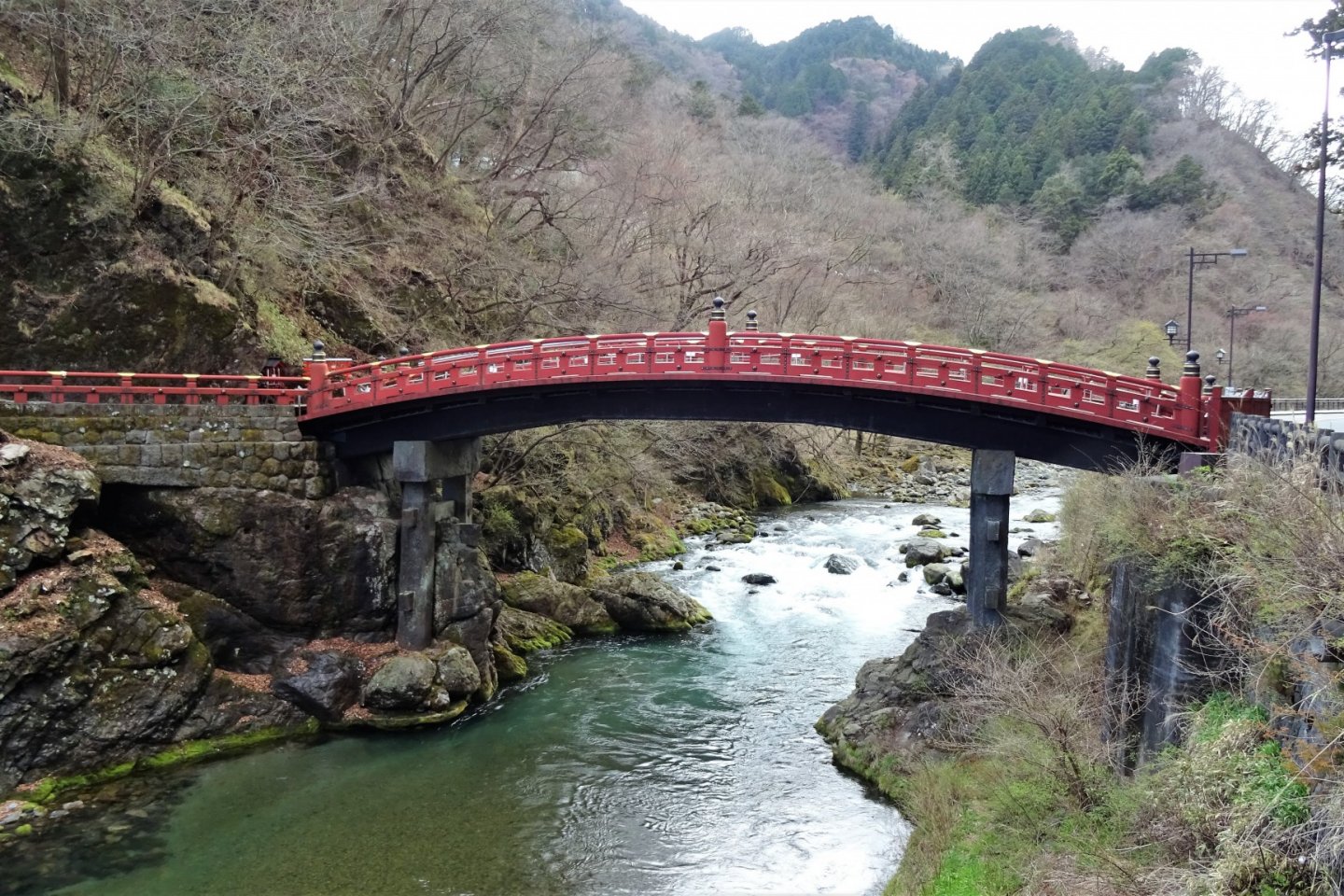 สะพานชินเกียว สะพานศักดิ์สิทธิ์ ที่สร้างขึ้นเพื่อทอดข้ามแม่น้ำไดยะ (Daiya) ไปสู่ศาลเจ้าฟุทะอะระซาน (Futaarasan)
