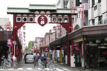 На улице, ведущей к храму Кавасаки Дайси, по обе стороны расположены торговые ряды