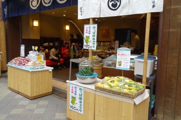 ร้าน 'คะวะมุระยะ' (Kawamuraya) ซึ่งขายผักดองนานาชนิด เพียงแค่เดินผ่านหน้าร้านก็น้ำลายสอขึ้นมาทันใด!