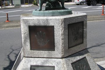 Памятник борцам сумо с отпечатками рук известных борцов