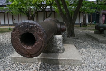 Original cannons used during the Republic of Ezo period, on display at Goryokaku Park. 