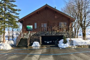 Forest Inn Italian Restaurant: A cozy log house restaurant