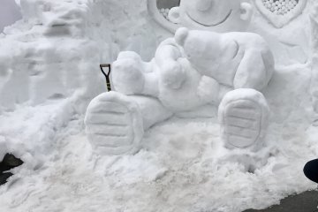 Snoopy sculpture at Tokamachi Snow Festival made by school kids