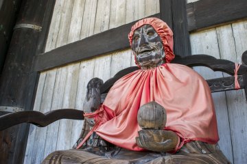 A Binzuru effigy donned in red garments, at Today-ji, Nara.