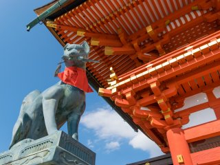 Une statue de Kitsune regardant les visiteurs du Fushimi Inari-taisha à Kyoto