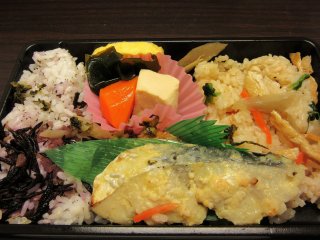 Бенто - холодный обед с рисом, рыбой, омлетом и другими продуктами