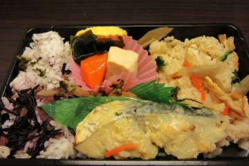Бенто - холодный обед с рисом, рыбой, омлетом и другими продуктами