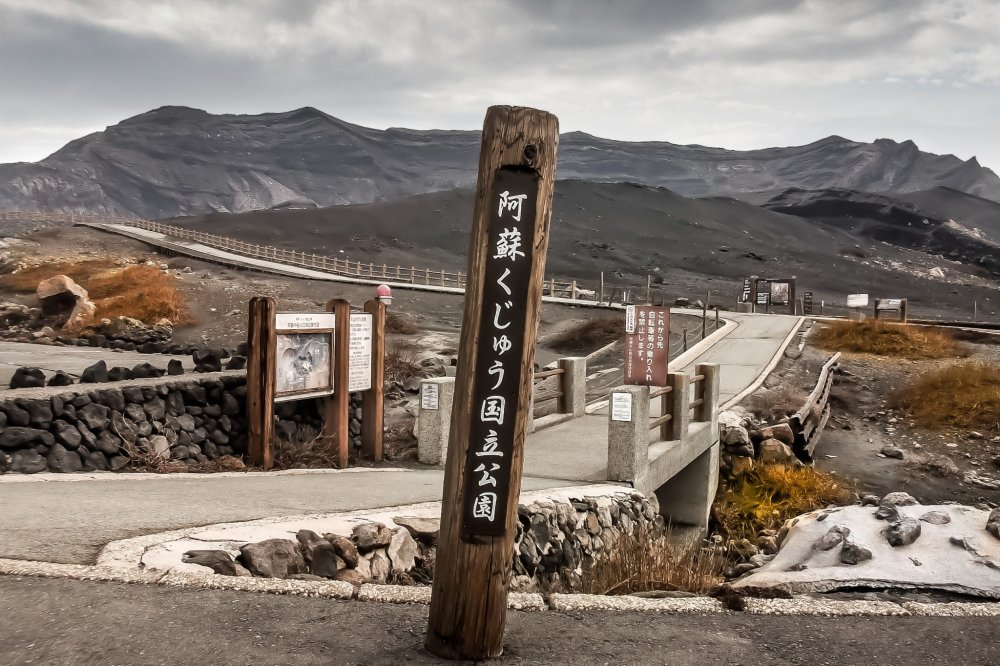 Nằm trong Vườn Quốc gia Aso-Kuju, núi Aso nằm trên miệng núi lửa hoạt động lớn nhất thế giới