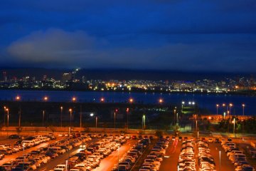 <p>แสงไฟจากเมืองซานโนมิยะ ที่มองเห็นจาก สนามบินโกเบ</p>