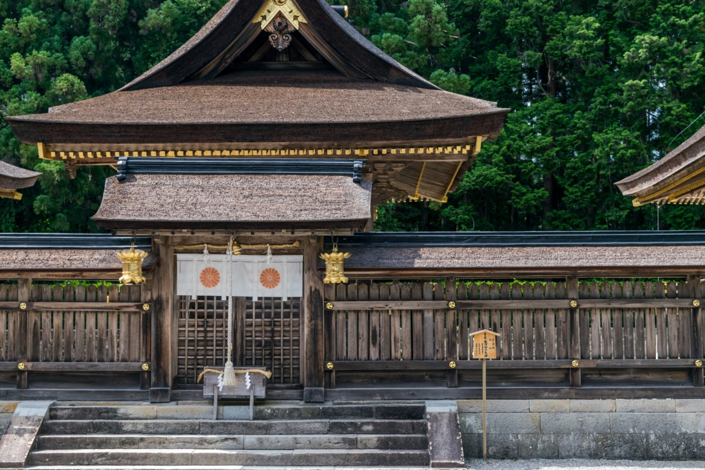 Le Kumano Hongû Taisha, l\'un des “Kumano Sanzan” (les trois grands sanctuaires de Kumano). Ce temple constituait le but ultime pour nombre de pèlerins dans le passé, et pour de nombreux marcheurs aujourd\'hui.