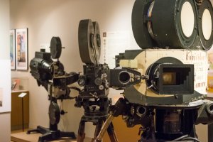 Des caméras exposées au Nihon Eiga: l'exposition de l'Histoire du Film Japonais, au National Film Center.