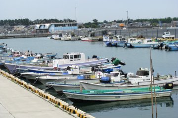 Рыбацкие лодки в Бенетндзима