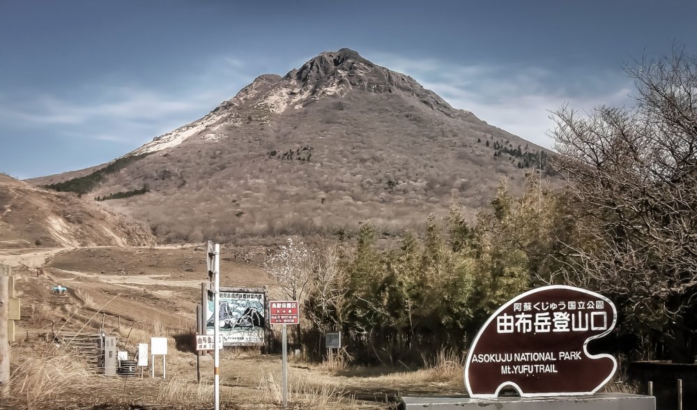 The trailhead for Mount Yufu dake 