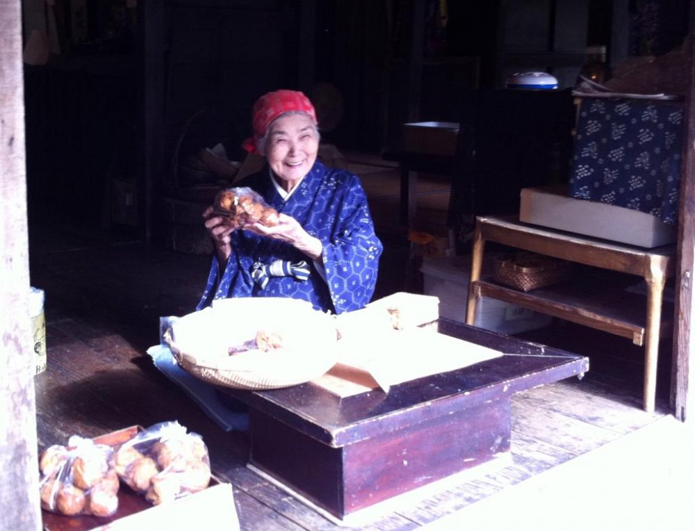ลองทานโดนัทอันดะกิไหมค่ะ ที่ Ryukyu Mura ใน Onna son Okinawa