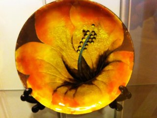 Thiết kế chiếc đĩa hoa xinh đẹp ở Trung tâm Thiết kế và Thủ công Mỹ nghệ Akita