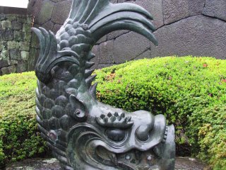 Скульптура рыбы в Имперских садах, Токио