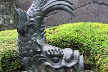 Скульптура рыбы в Имперских садах, Токио