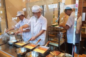 ยืนมุงดูวิธีการทำ 'ทะมะโกะยะกิ' (tamagoyaki) ไข่หวานเสียบไม้แบบญี่ปุ่นแท้
