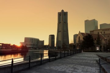 Снаружи ТЦ World Porter, как раз время заката солнца. Вдали виднеется Yokohama Landmark Tower