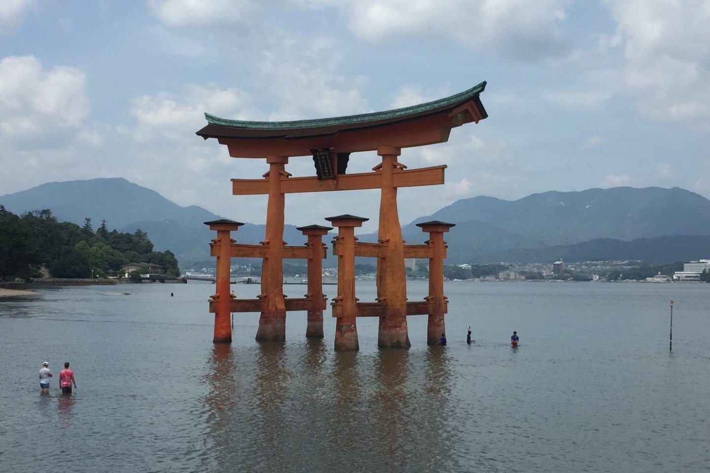Apesar da maré não estar muito baixa, muitos visitantes aventuraram-se até ao torii para o tocar