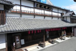 The exterior of the Yachiyoza Theater