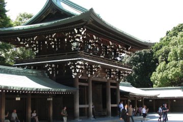 Сложная архитектура храма из дерева