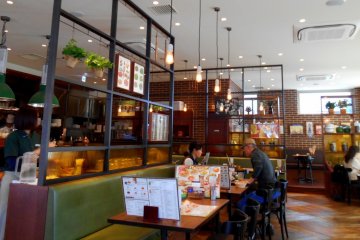 Кафе-бар Форэ в городе Мори