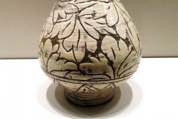 Детальное изучение листьев пиона растительный и одновременно абстрактный узор в Музее азиатской керамики Осака